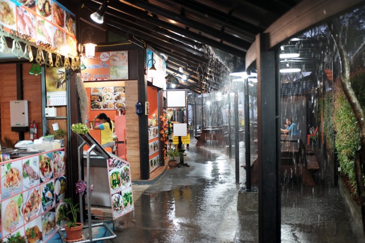 Thailand-Noppharathara-foodcourt0-regn