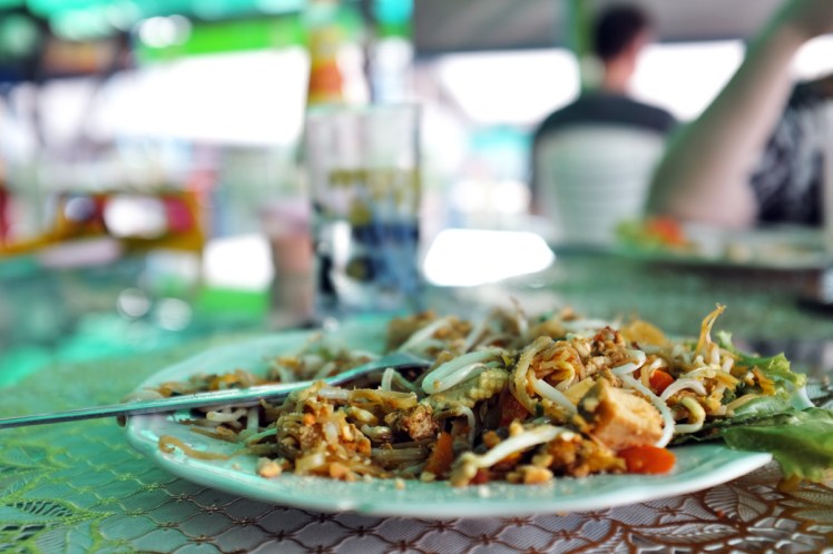 KohLanta2016-BanSaladan-restaurang3-padthai