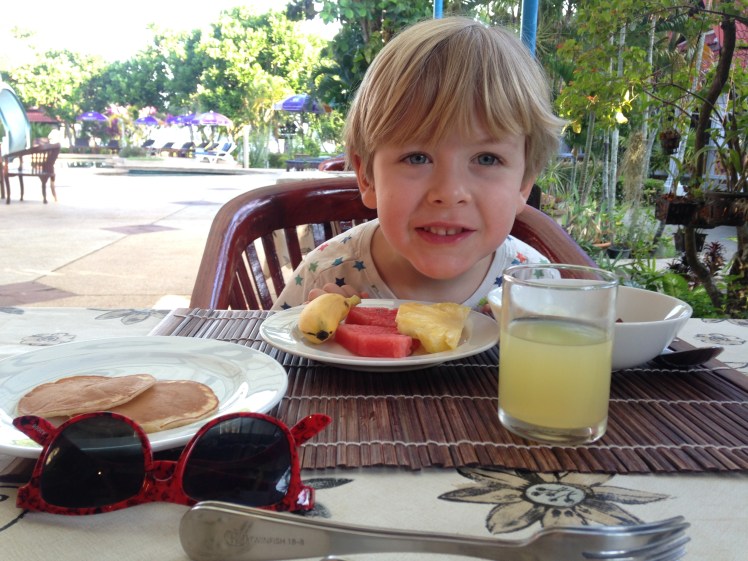 Thailand2016-KohLanta-hotell-frukost1