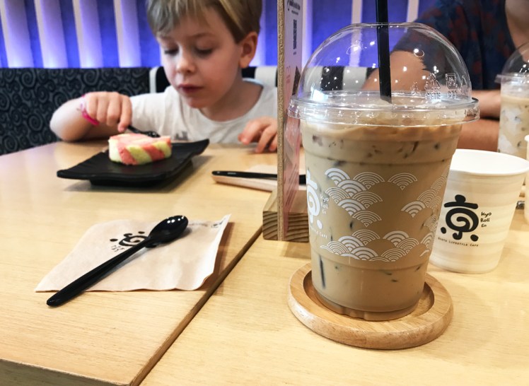 Bangkok-Ari-koyto-roll