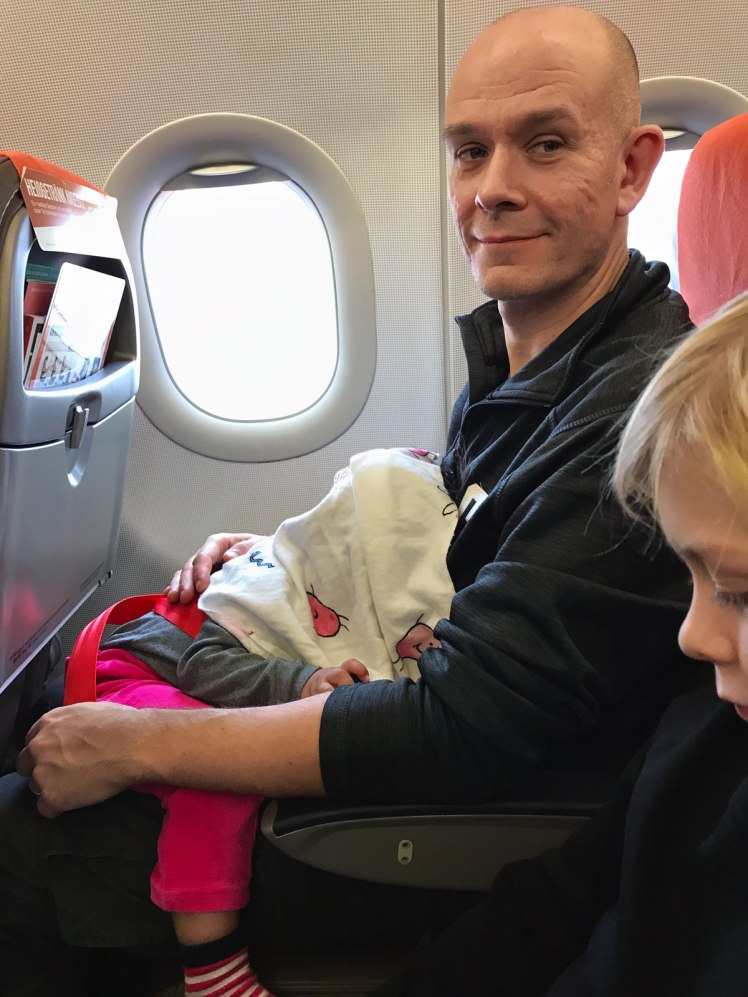 Berlin-flyg-flygplan-easyjet-barn