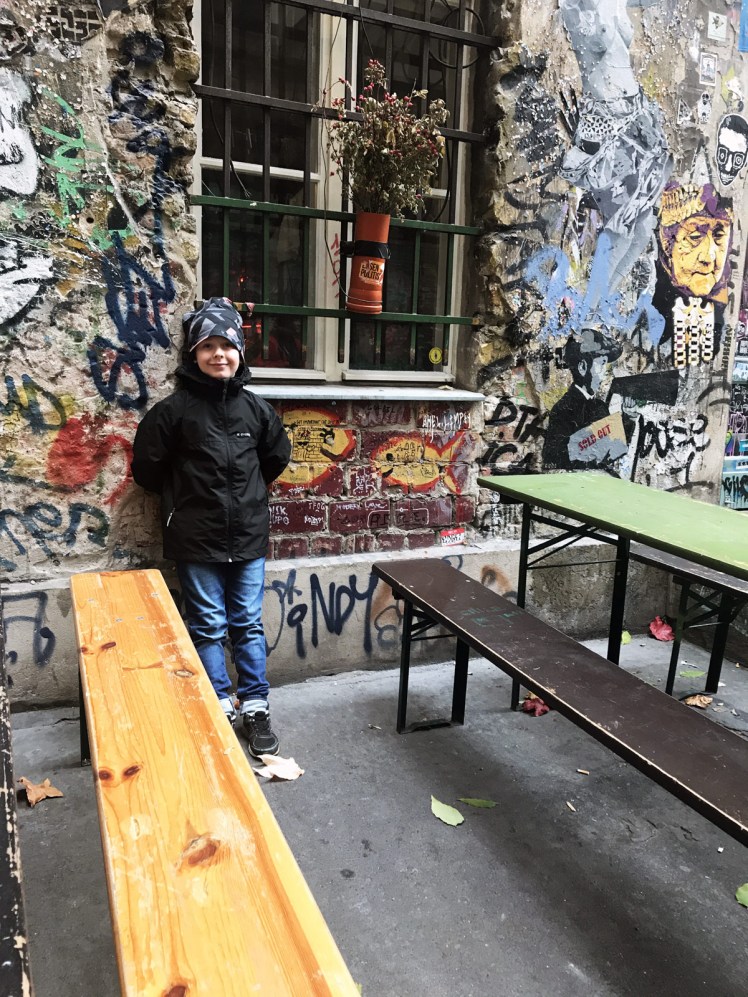 Berlin-HackescherMarkt-streetart10