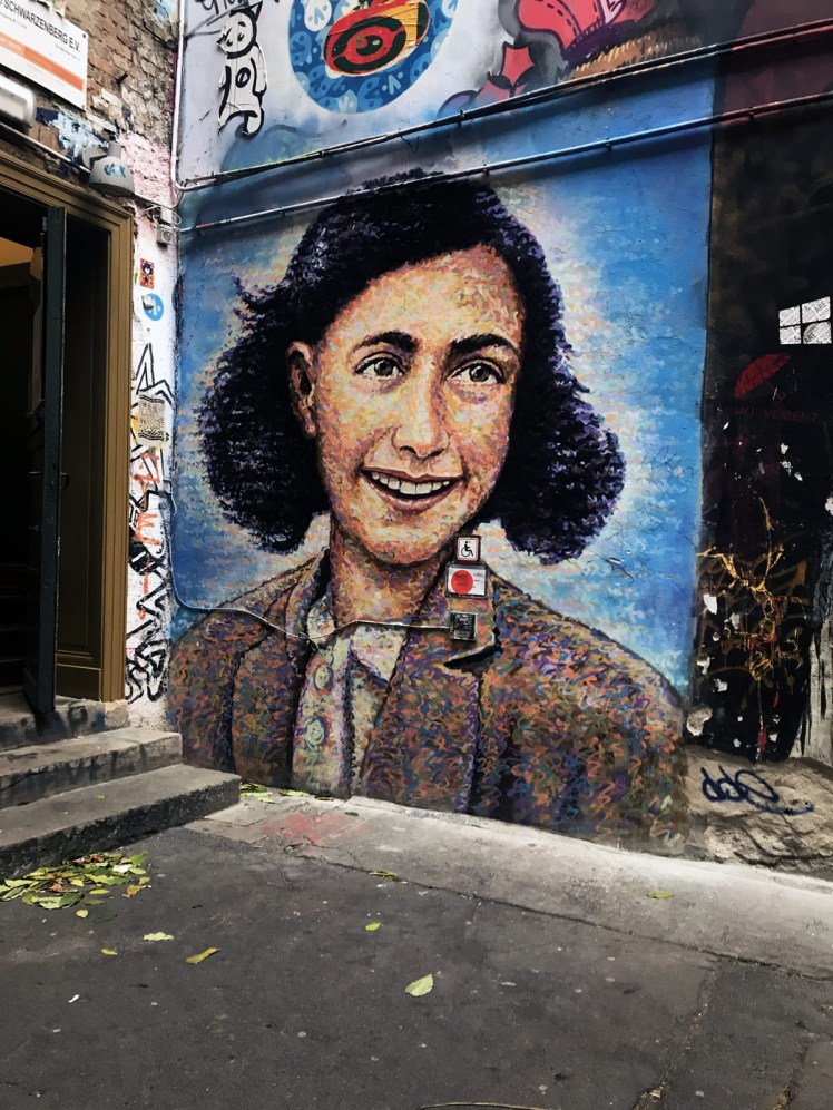 Berlin-HackescherMarkt-streetart11-AnneFrank