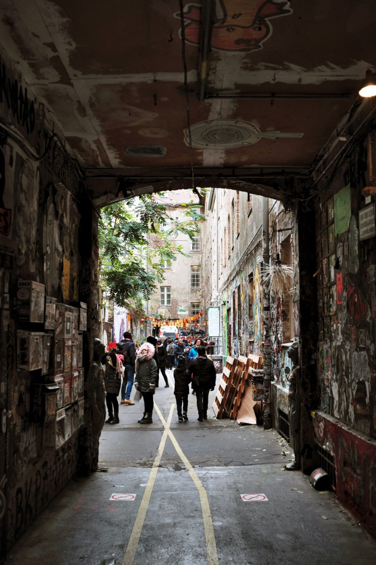 Berlin-HackescherMarkt-streetart8